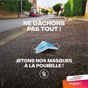 Un masque par terre sur un trottoir