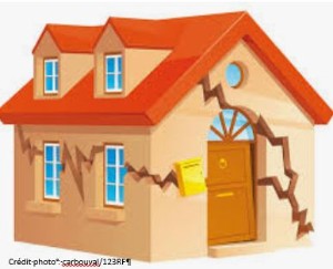 Une maison avec façade fissurée