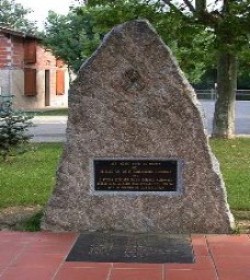 Stèle en l'honneur de l'activité du groupe de renseignements au nom de code "MORHANGE" qui était installé de 1940 à 1945au Château de Brax.