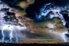 Éclairs, nuages noirs et impact de foudre
